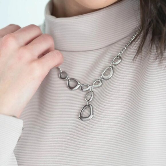 Paparazzi Jewelry Accessories - So Mod - Silver Necklace - Vintage - Picture 1 of 6